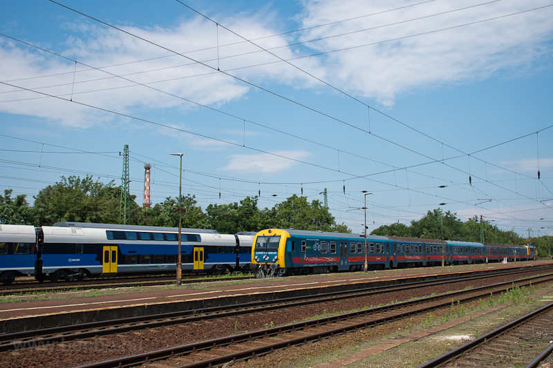 A MV-START 8005 449 posta-Bhv vezrlőkocsi Dunakeszi llomson S70-es szemlyvonatknt fot