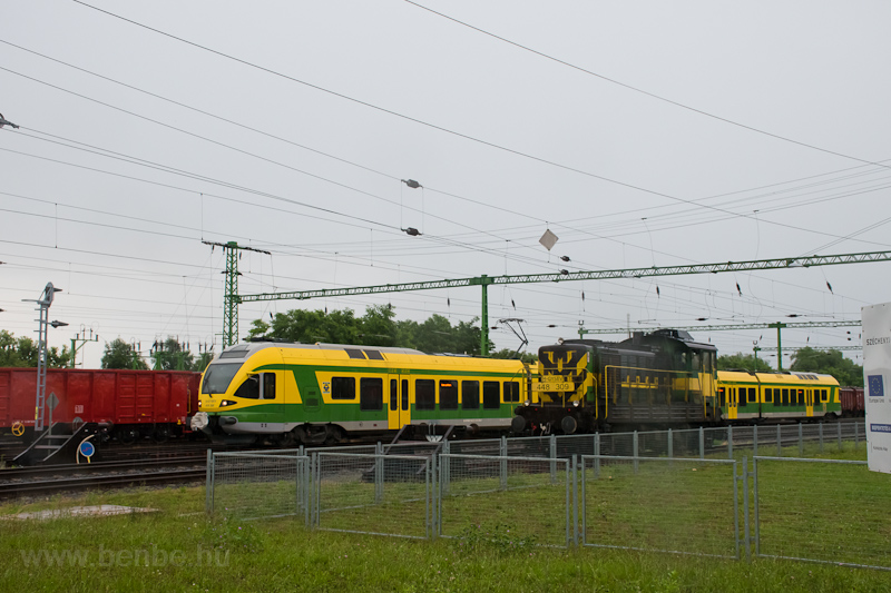 A GYSEV 415 500-7 plyaszm Stadler FLIRT s a 448 309-es Bob Szentgotthrd llomson fot