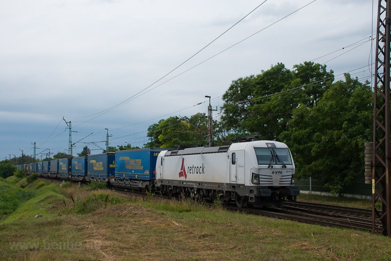 A Retrack 193 815 plyaszm Siemens Vectron Győr-Gyrvros s Győrszentivn kztt csereszekrnyeket szllt Huckepack-tehervonattal fot