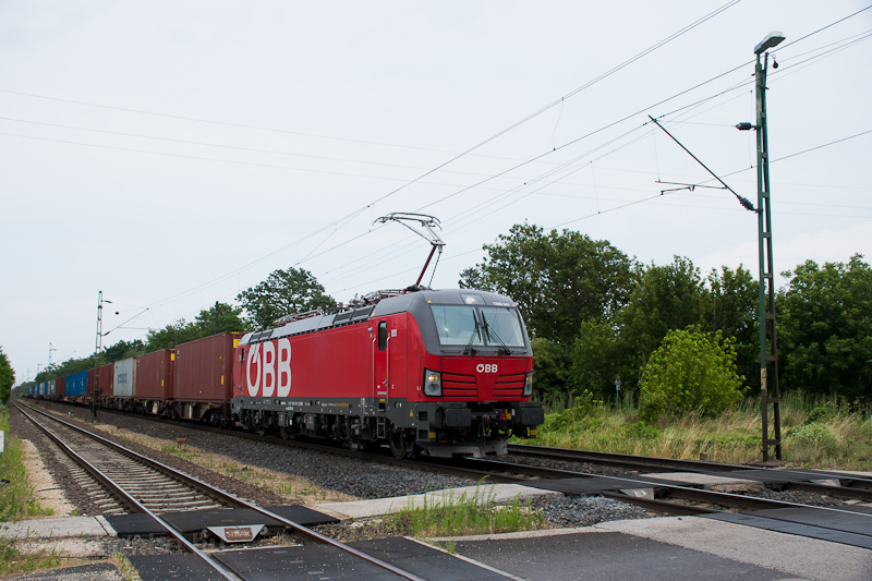 A BB 1293 047 plyaszm Siemens Vectron Nagyszentjnos s Győrszentivn kztt egy kontnerszllt tehervonattal fot