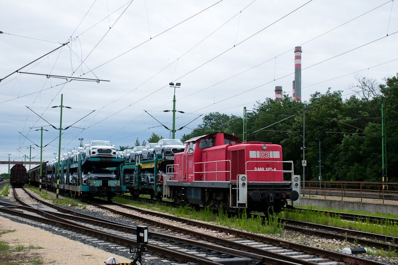 A DB 0469 107-4 Győr-Gyrvros llomson Audi-tehervonatot rendez fot