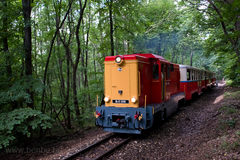 A MV Szchenyi-hegyi Gyermekvast Mk45 2006 Szpjuhszn s Jnos-hegy kztt fot