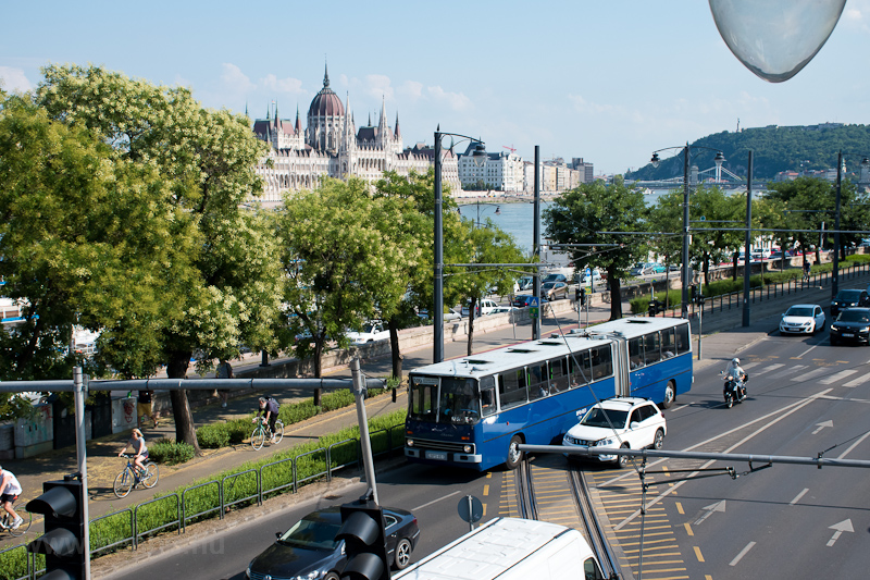 A BKV Ik280 BPO-851 Bem Jzsef tr s Margit-hd kztt a 109-es autbuszon fot