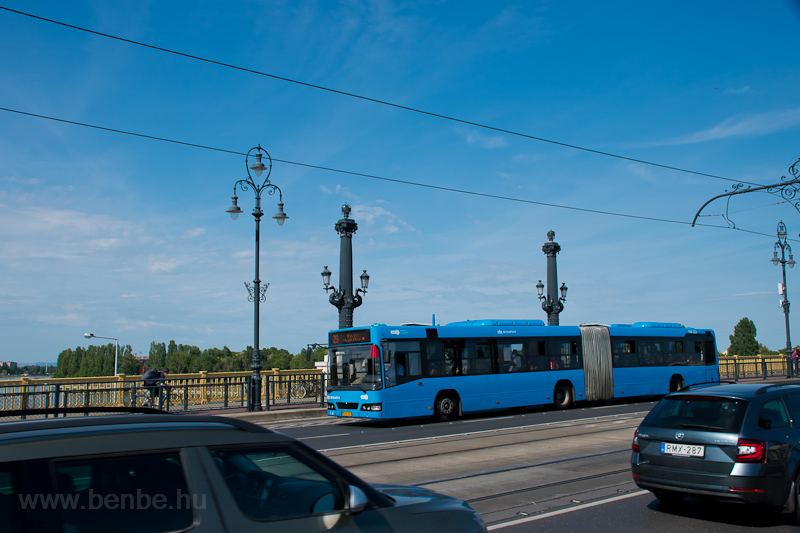 A BKV Volvo 7700A FJX-223 Zenlő kt s Margit-hd, budai hdfő kztt a 26-os buszon fot