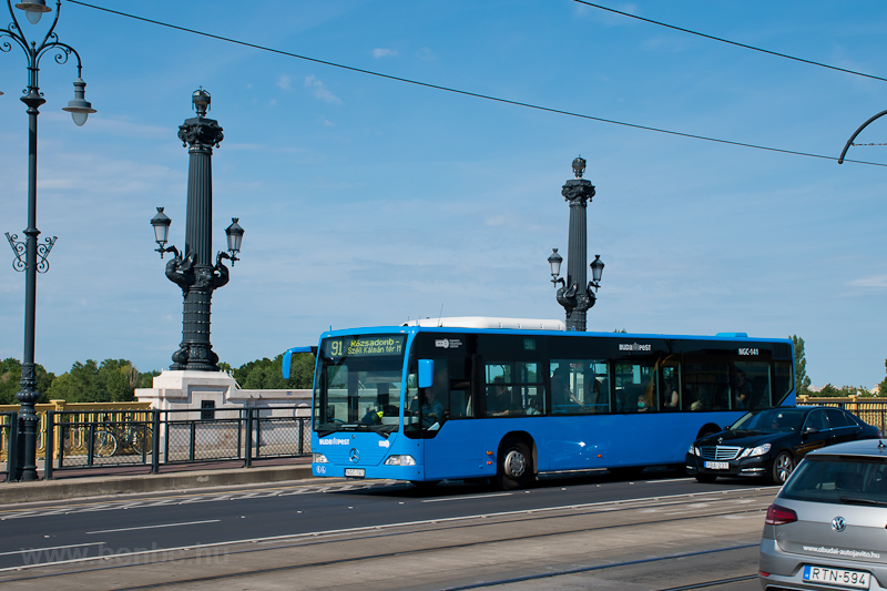 kép Mercedes busz a MArgit-hÃdon fotó