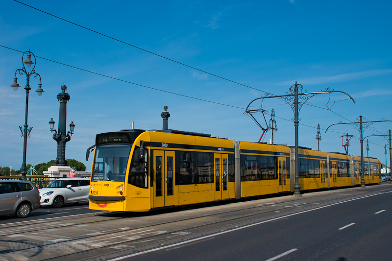 A BKV Siemens Combino Supra 2039 Margit-sziget és Margit-híd, budai hídfő között fotó