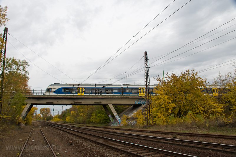 S76-os szemlyvonat s a Marcheggi-hidat lefjni kszlő graffitisek fot