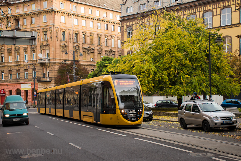 A BKK/BKV 2226 plyaszm rvid CAF Urbos villamos Budapesten, a Szent Lukcs gygyfrdő s a Margit-hd, Budai hdfő kztt, a 17-es villamos vonaln, a Trk utcban fot