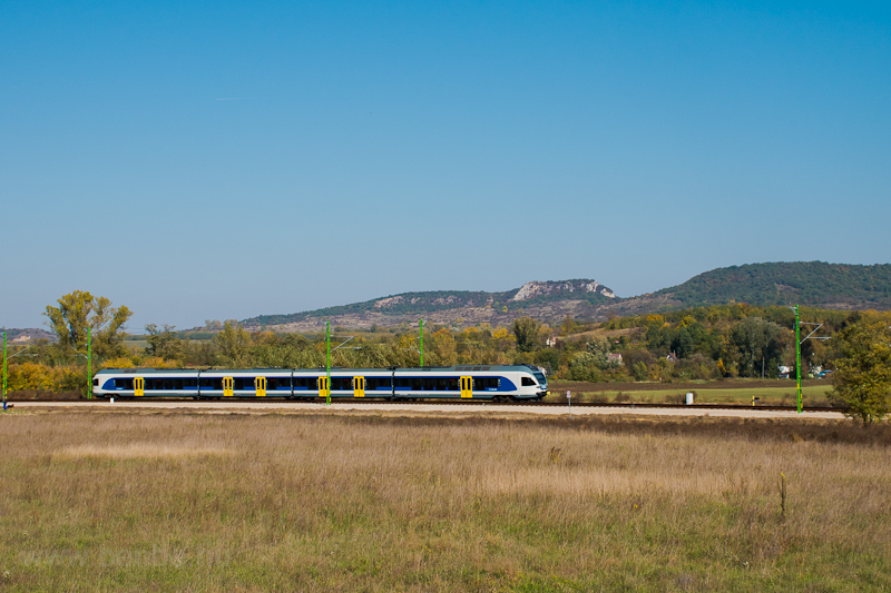 An unidentified MV-START 415 FLIRT seen between Dorog and Piliscsv photo