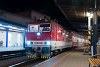A ŽSSK 263 007-7 Pozsony állomáson Škoda emeletes ingavonattal