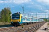 A MÁV-START 8055 809 Halberstadti vezérlőkocsi Érd állomáson egy pécsi IC-vel