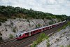 A MÁV-START 415 048 pályaszámú piros Stadler FLIRT motorvonat Bicske és Szár között