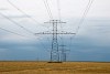 Gyönyörű elektromos távvezeték tájkép a tarlón