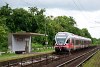 A MÁV-START 415 039 pályaszámú piros FLIRT-je Rákoskert megállóhelyen