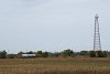 A MÁV-START 478 239 Borsihalom és Kismindszenti út között, a 146-os Kunszentmárton - Lakitelek - Kiskunfléegyháza vasútvonalon gázszállító tehervonattal, oldalt egy megtartott olajfúrótorony látható