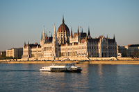A Rapszódia a Dunán, a háttérben a Parlament épülete Budapesten napnyugtakor