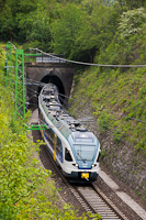 The MÁV-START 415  083 seen between Szabadságliget and Pázmáneum at the portal of Piliscsaba tunnel