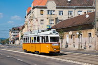 A BKV 3430 pályaszámú MUV (módosított UV) motorkocsija szólóban a Bécsi úton, R19 (retró-19) villamosként