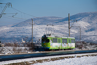 A CTP Arad (Aradi Kzssgi Kzlekedsi Trsasg) DWAG 1862 (AR 00102) Arad-Gyorok tvolsgi (interurbn) villamosvonalon Gyorok kzelben, a Krptok h s zzmara bortotta előhegyeivel