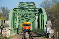 The MÁV-START 117 263 seen between Tiszaug-Tiszahídfő and Lakitelek on the former shared road-rail bridge