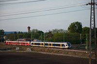 A MÁV-START 415 097 pályaszámú kék Stadler FLIRT és a 415 044 pályaszámú piros FLIRT motorvonata Érd és Százhalombatta között, úgynevezett Postairón formációban