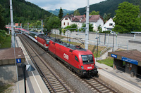 Az ÖBB 1016 015-0 Stübing megállóhelyen a Transalpin EuroCity vonattal, amely Graz és Zürich között panorámakocsival közlekedik
