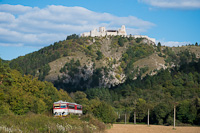 A ŽSSK 813 025-8 Čachtice és Hrachovište között a Čachticky hrad-nál (Csejtei vár)
