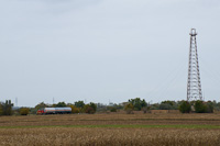 A MÁV-START 478 239 Borsihalom és Kismindszenti út között, a 146-os Kunszentmárton - Lakitelek - Kiskunfléegyháza vasútvonalon gázszállító tehervonattal, oldalt egy megtartott olajfúrótorony látható
