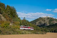 The ŽSSK 813 025-8 seen between Čachtice and Hrachovište at Čachticky hrad