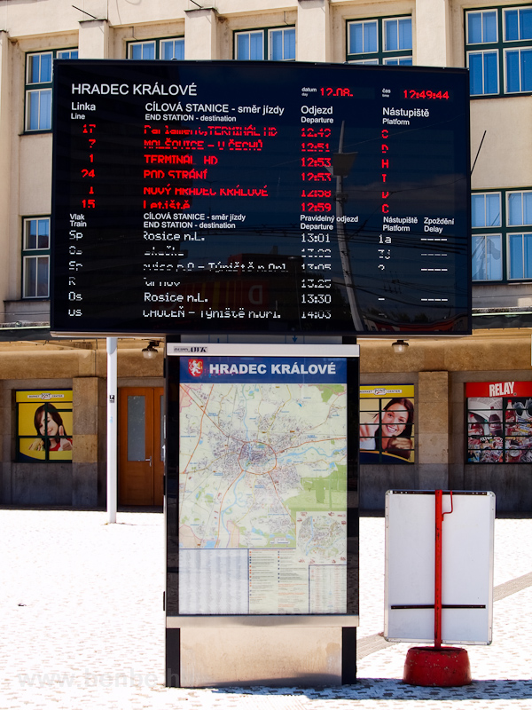 Hradec Kralovban az lloms előtti tren a helyi kzlekeds mellett a vonatok indulsa is lthat fot