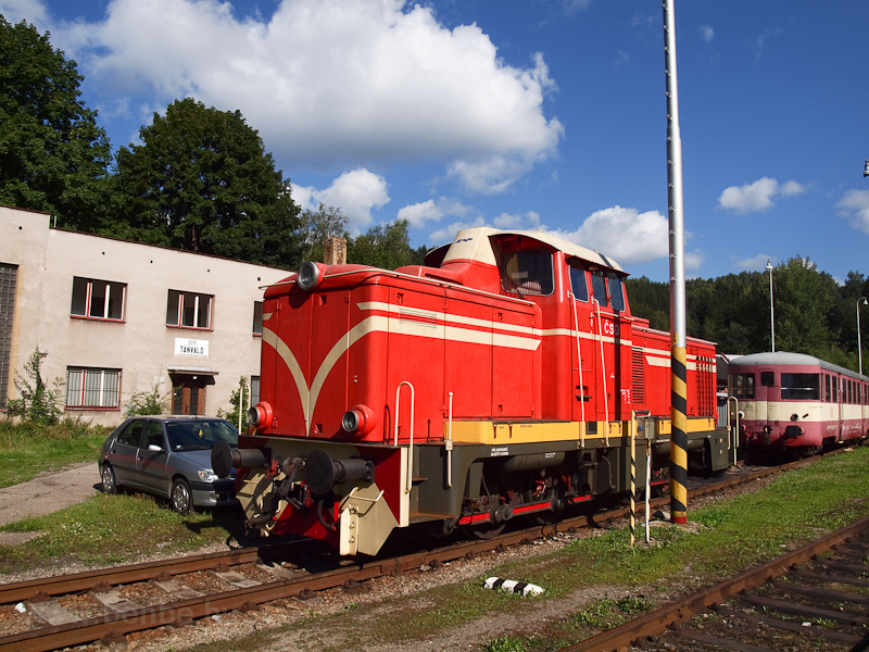 A Tanvald-Harrachov kztti fogaskerekű vast (Zubačka) T426 sorozat dzel-hidraulikus mozdonya Tanvaldban fot