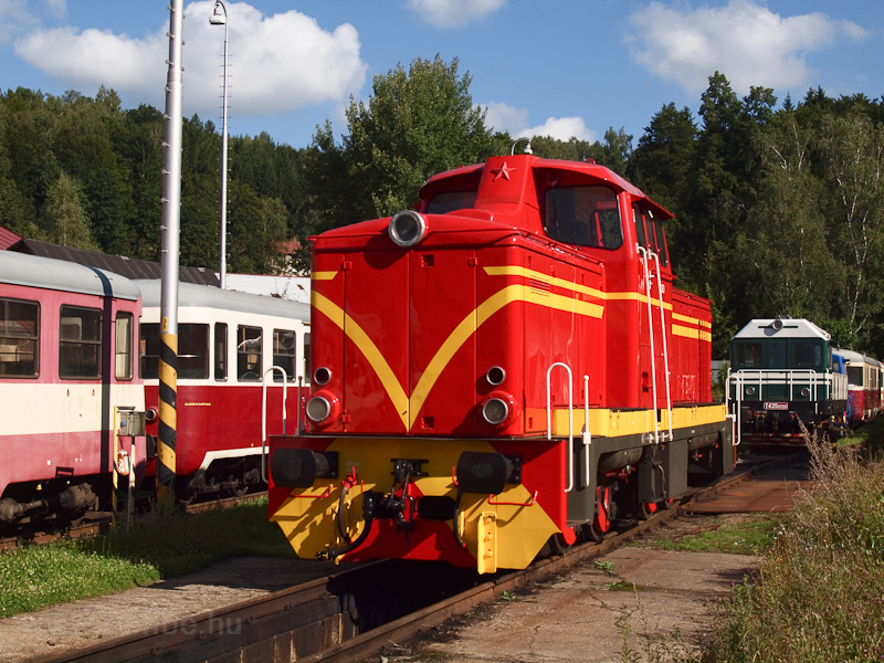 A Tanvald-Harrachov kztti fogaskerekű vast (Zubačka) T426 sorozat dzel-hidraulikus mozdonya Tanvaldban fot
