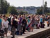 Jpr utas vrakozik a mozdonyos vonatra, ami Prgba megy, Turnovban