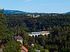 Egy ČD 843 sorozatú dízel vontatómotorkocsi Sedlejovice és Sychrov között a Sychrovskí-viadukton