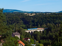 Egy ČD 843 sorozat dzel vontatmotorkocsi Sedlejovice s Sychrov kztt a Sychrovsk-viadukton