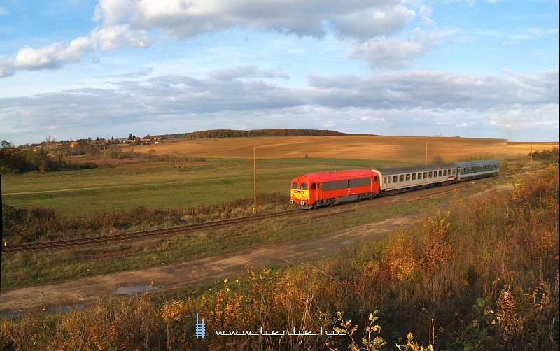 The M41 2122 with IC Drava at Vokány photo