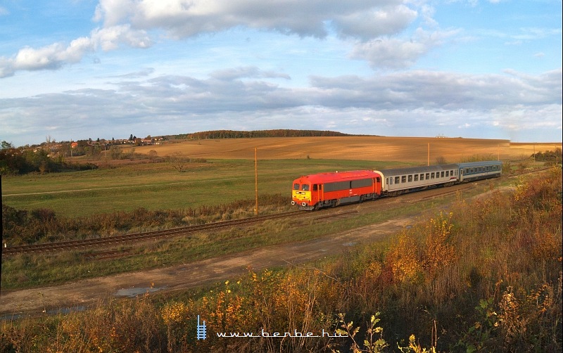 The M41 2122 with IC Drava at Vokny photo