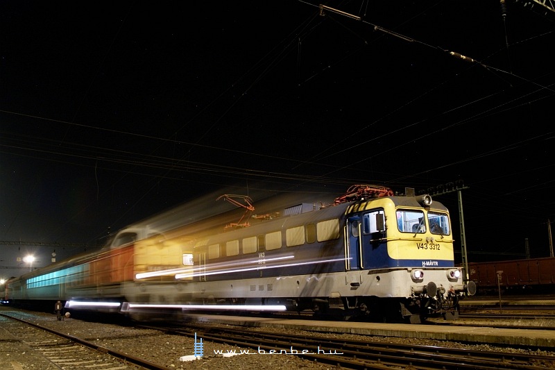 The V43 3312 and M40 302 at Dombóvár by night photo