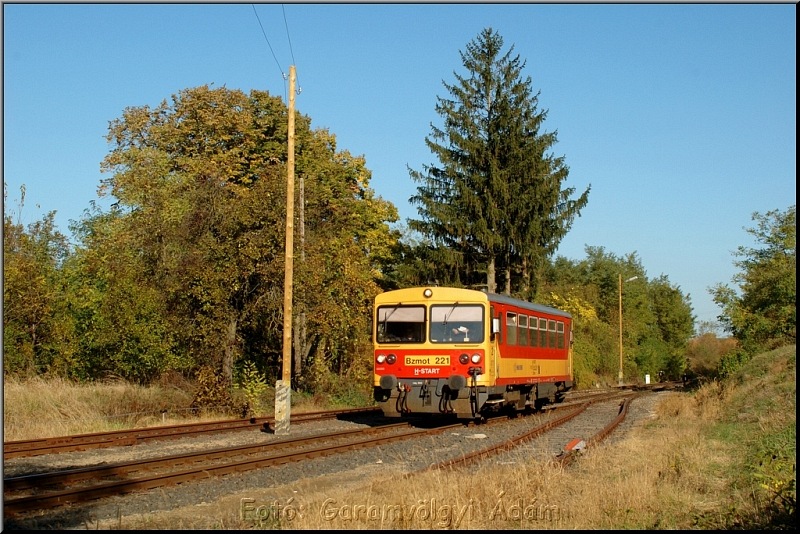 The Bzmot 221 at Felsmocsold station photo