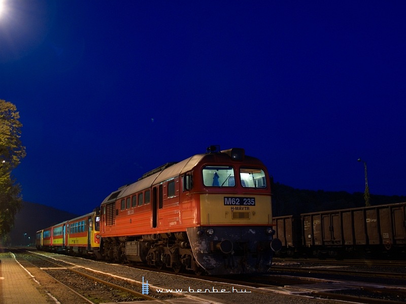 M62 235 a hajnali kék órában Villányban fotó