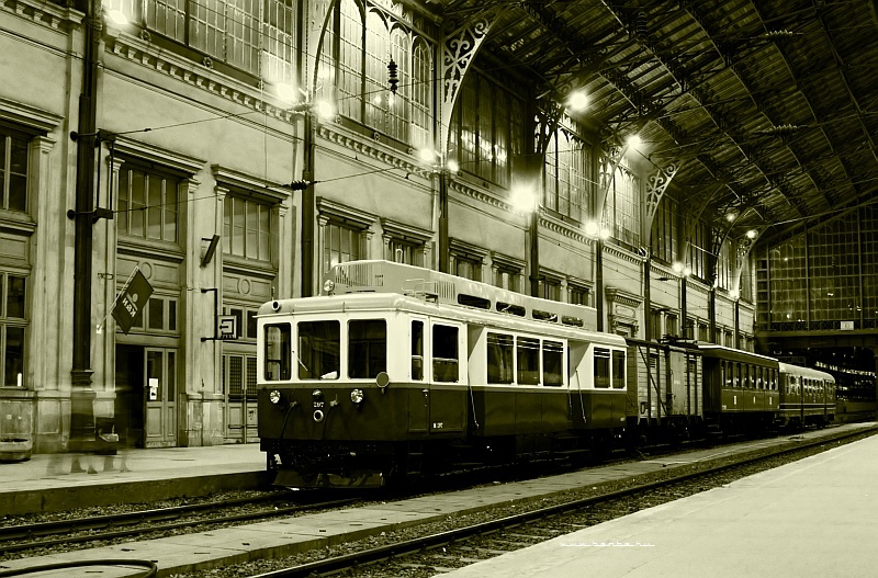 The preserved railcar of the ACSEV at Budapest-Nyugati station photo