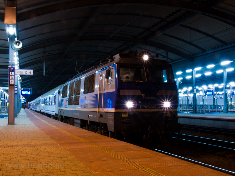 The PKP EP09 040 seen at Katowice photo