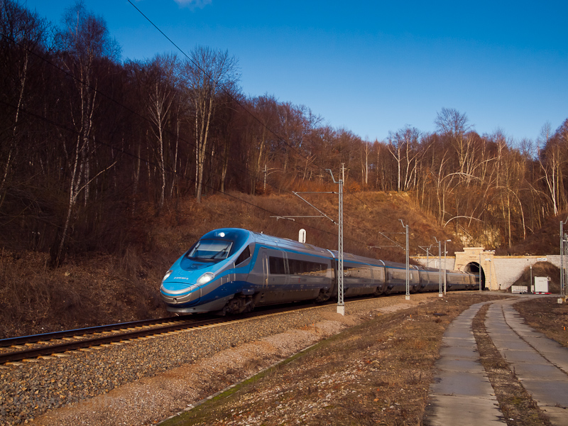 The PKP 370 127-5 seen between Kozlw and Tunel exactly at the tunnel photo