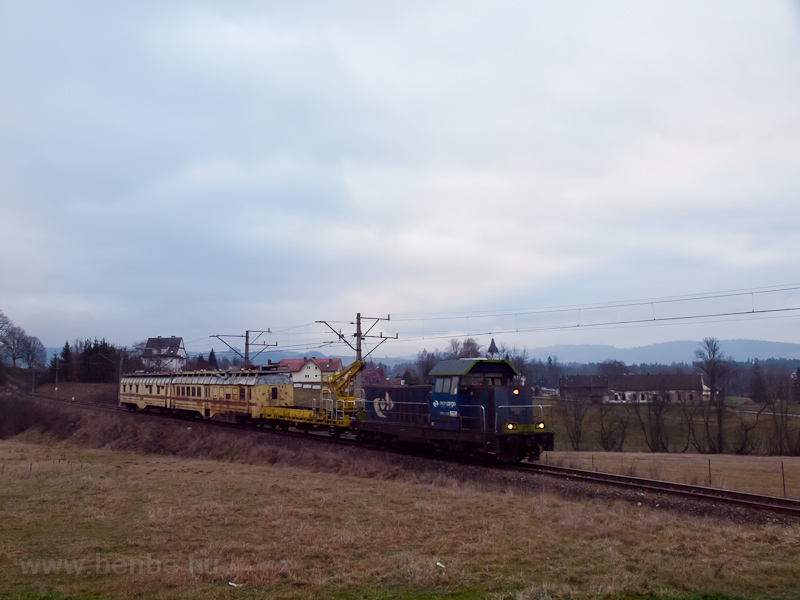 The PKP Cargo SM42 1294 seen between Chabwka and Skawa Srodkowa photo