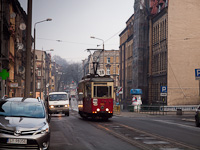 A felújított tér, látványos fénykavalkád és modern villamosok ellentetje: a bytomi 38-as villamos Konstal N sorozatú, 954 pályaszámú kocsija a Piekarskán érkezik Bytom Kościół św. Trójcy végállomásra