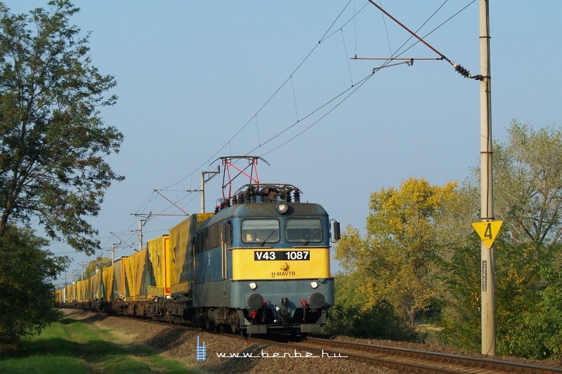 The V43 1087 with the Gartner container train between Dlegyhza and Kiskunlachza photo