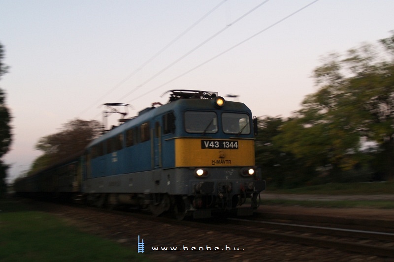 The V43 1344 is speeding up after it stopped at Dunavarsny photo