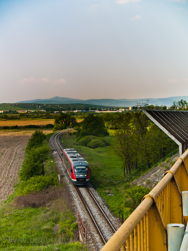 A 6342 011-1 plyaszm Desiro motorvonat Losonc (Lučenec) s Ipolygalsa (Holiša) kztt, Szlovkiban fot