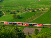 A Desiro diesel multiple unit panned shot at Ngrd