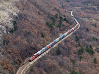 ŠZ 541-essel vonat és 363-assal tolt konténervonat Hrastovlje és Črnotiče között